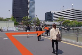 目の前にある広い道を直進