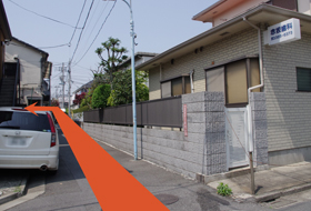 赤坂歯科の左側の路地を直進